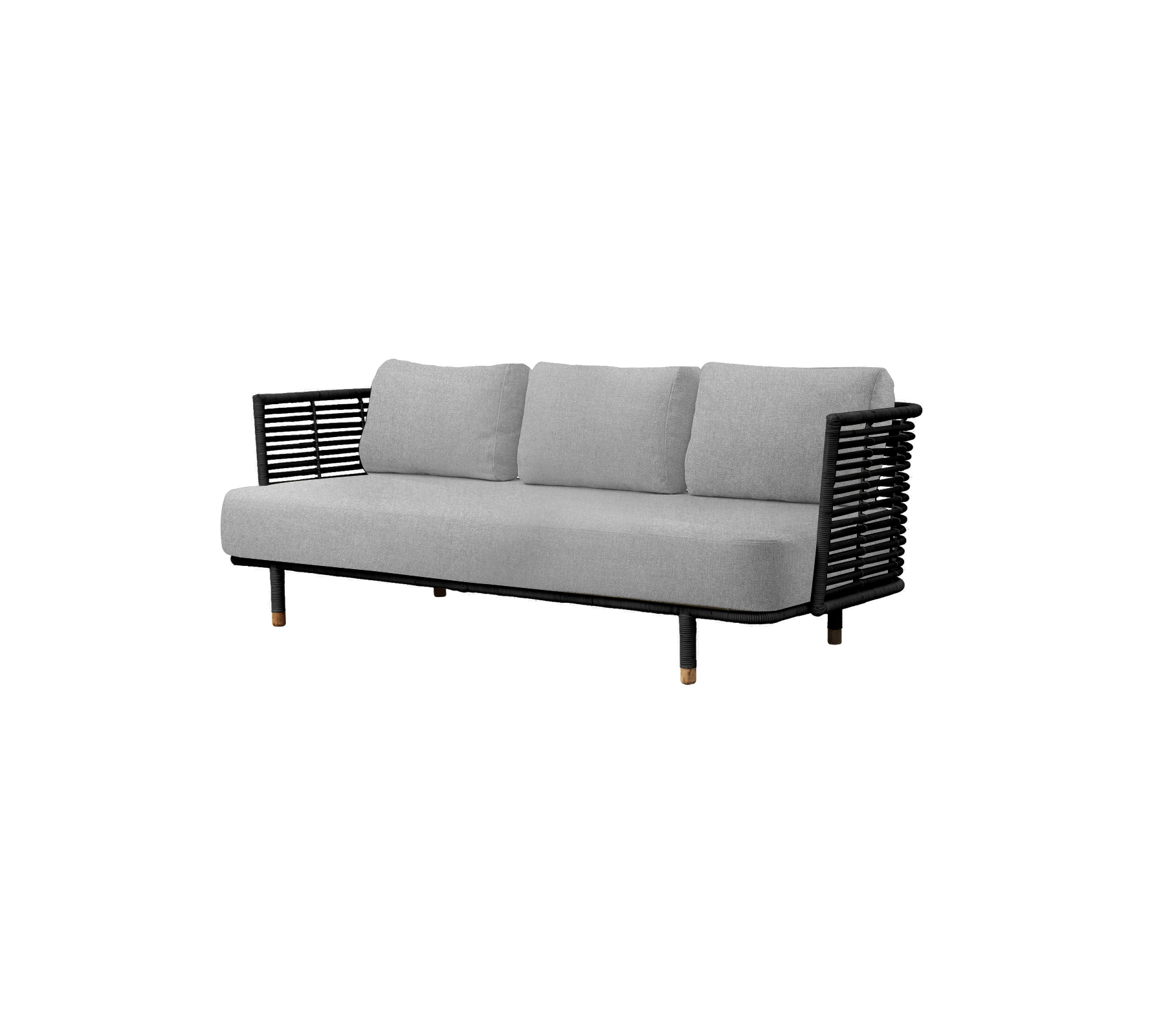 Stilsoffa i grå med tre stoppade sittplatser och svarta vävda sidopaneler, som erbjuder modern komfort och design.