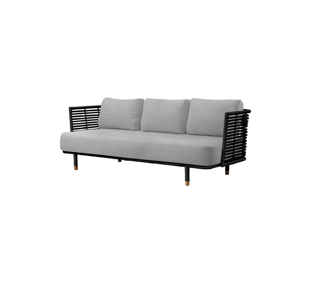 Stilsoffa i grå med tre stoppade sittplatser och svarta vävda sidopaneler, som erbjuder modern komfort och design.