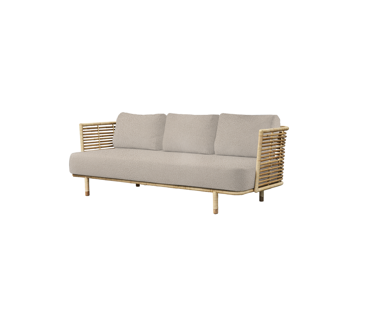Stilren soffa med en ljusgrå kudde och naturträdetaljer samt distinkta armstöd, perfekt för modern inredning.