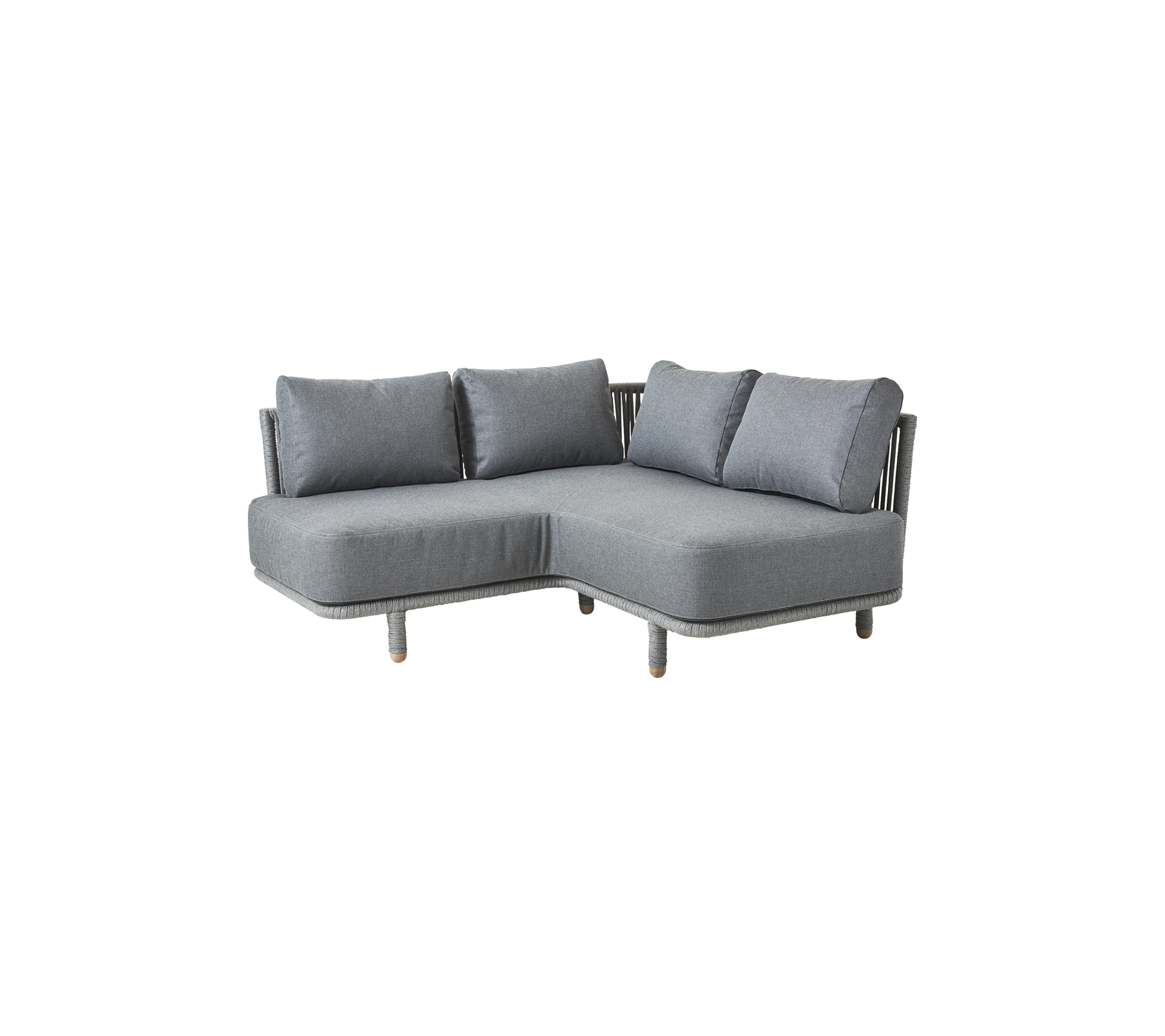 L-format grå soffa med mjuka kuddar, som har en modern design och träben. Idealiskt för moderna vardagsrum.