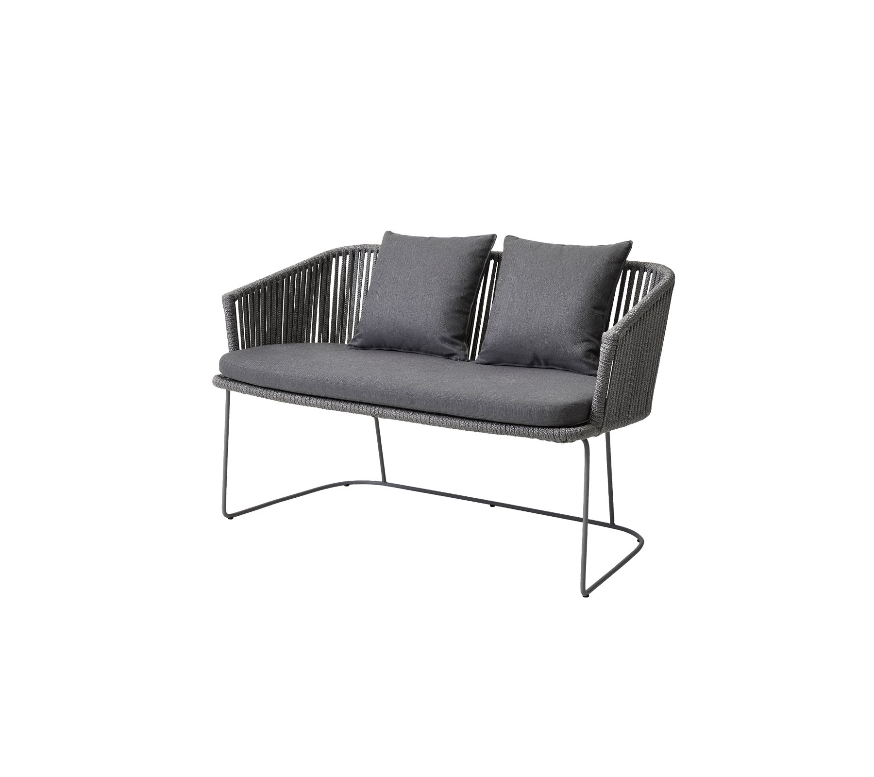 Tvåsitssoffa med en stilren design, som har en vävd sits och mjuka kuddar i en mörk färgskala.