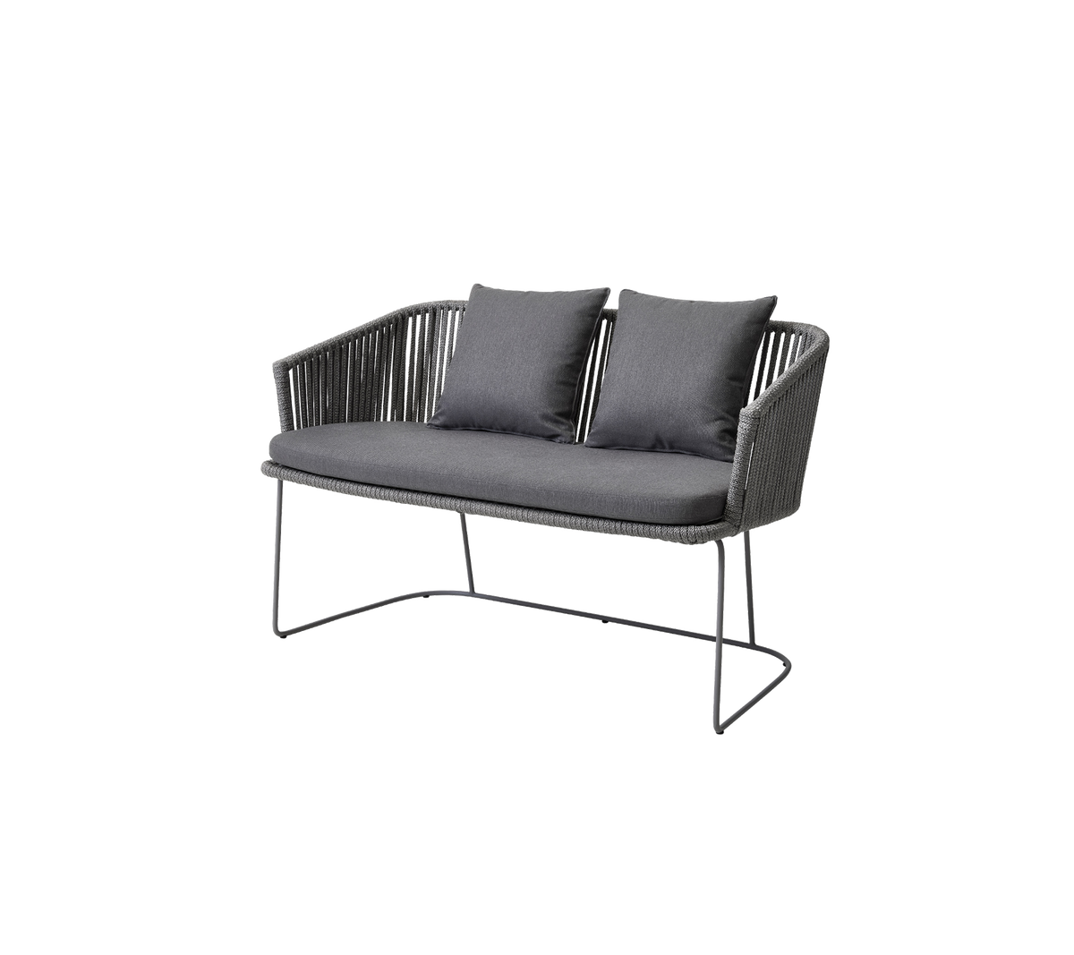 Tvåsitssoffa med en stilren design, som har en vävd sits och mjuka kuddar i en mörk färgskala.