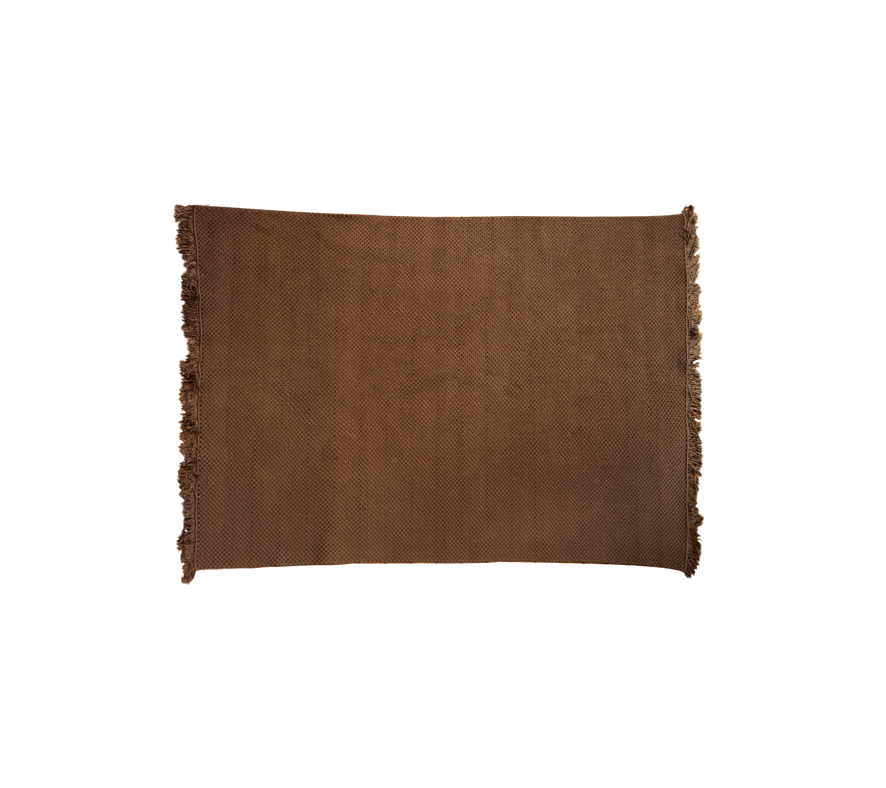 En texturerad brun matta med fransar som ger värme och stil åt vilket rum som helst.