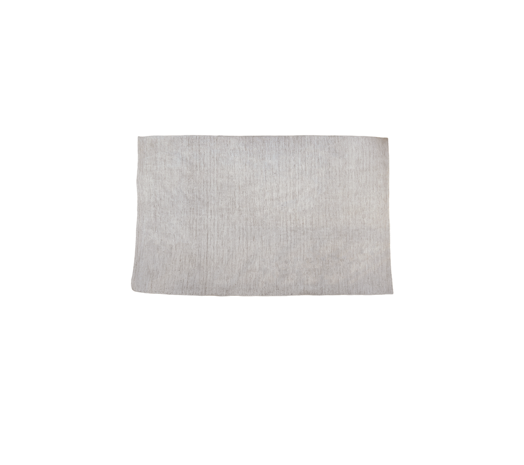 Sand flerfärgad produkt visad på en enfärgad bakgrund.