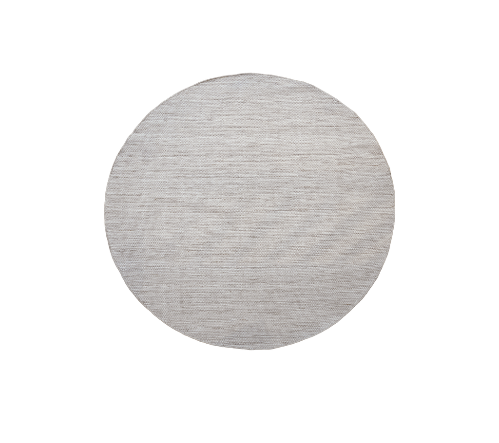 Runt bord i en sand mångfärgad finish.