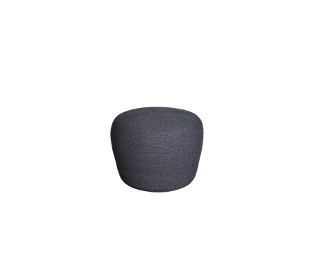 Rund, klädd pouf i ett mörkgrått tyg, designad för mångsidig sittplats eller för att accentuera inredningen.