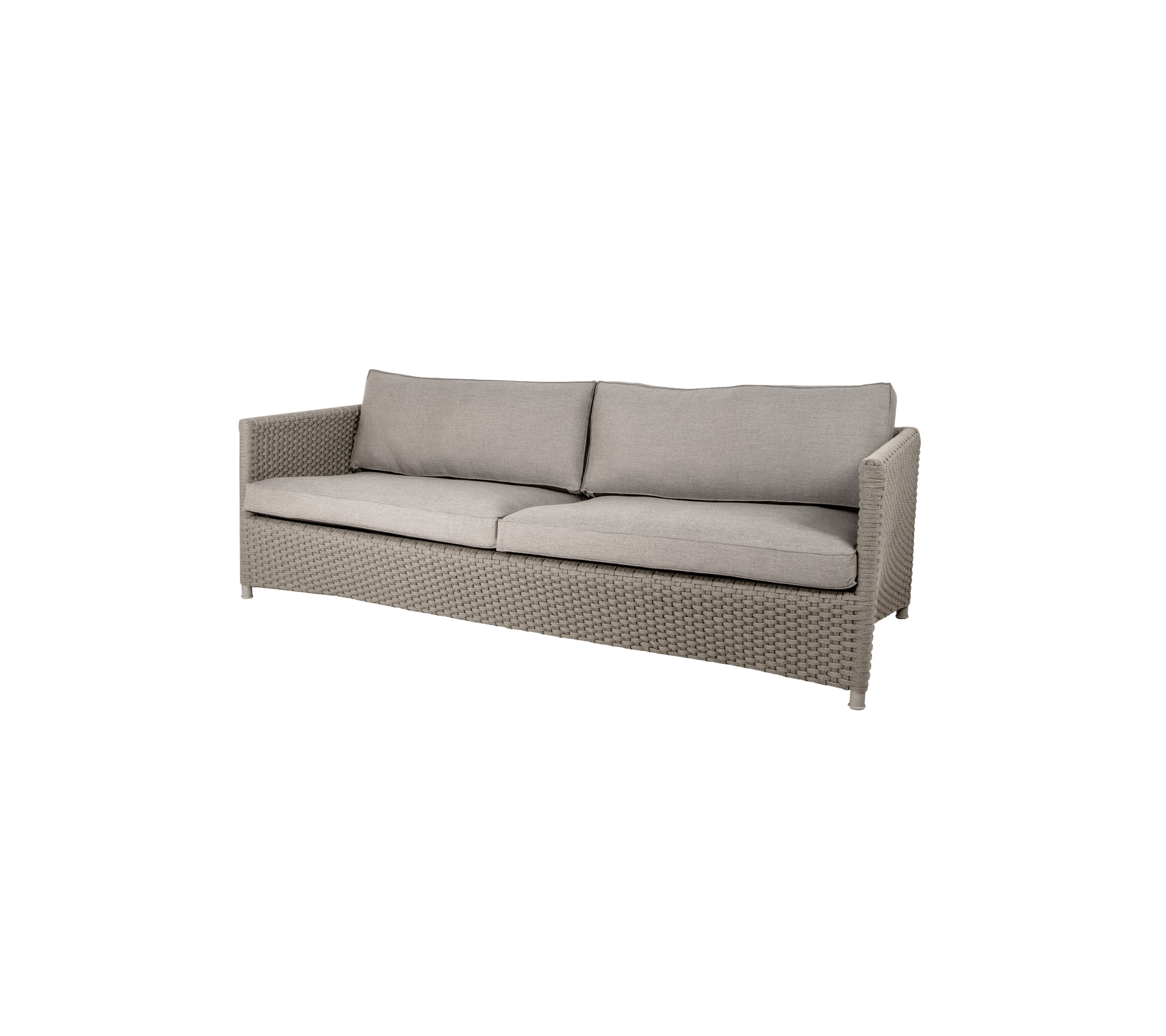 Stilren, modern soffa med ett ljust grått kudd och vävd textur, som erbjuder bekväm sittplats för flera personer.