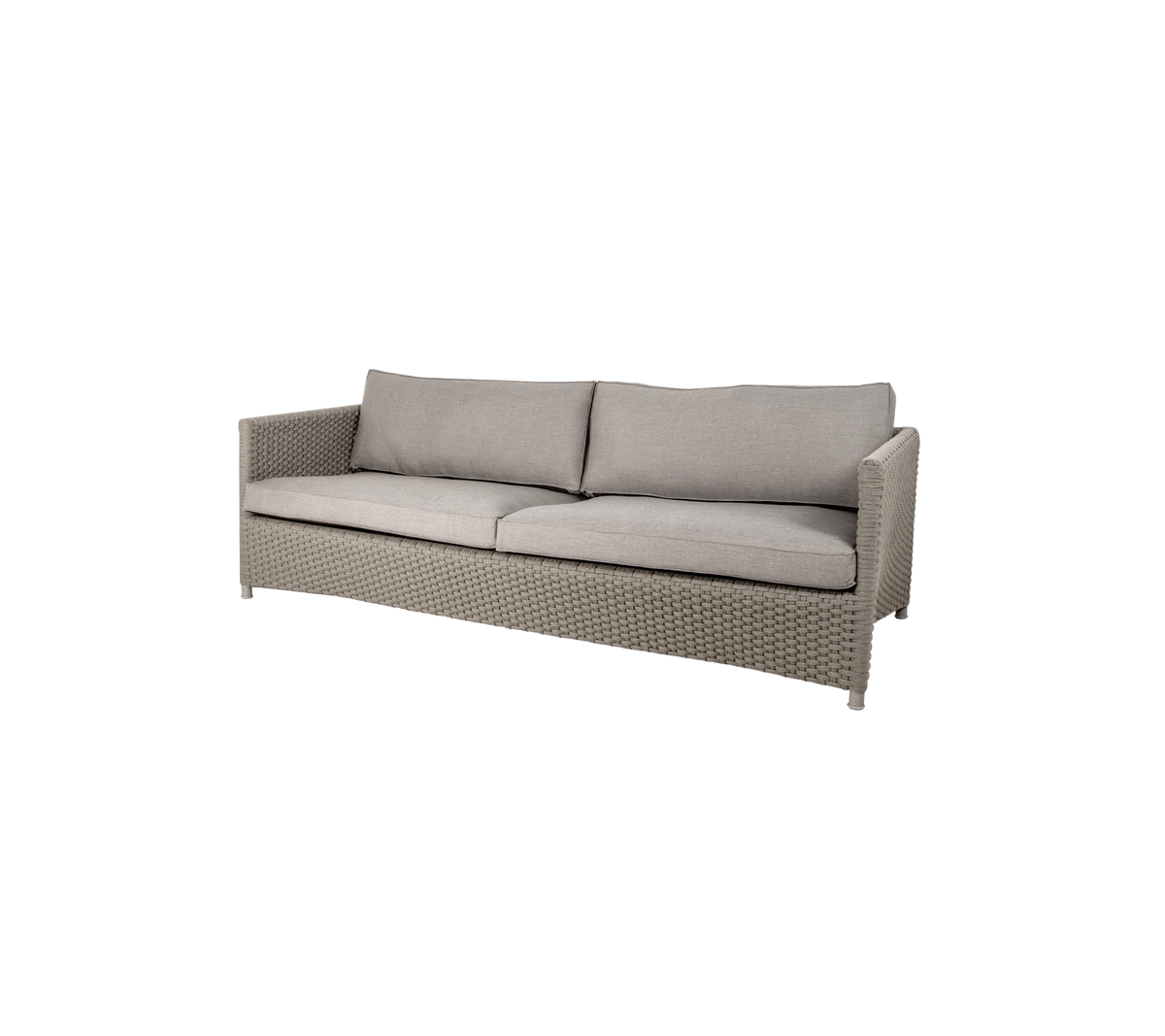 Stilren, modern soffa med ett ljust grått kudd och vävd textur, som erbjuder bekväm sittplats för flera personer.