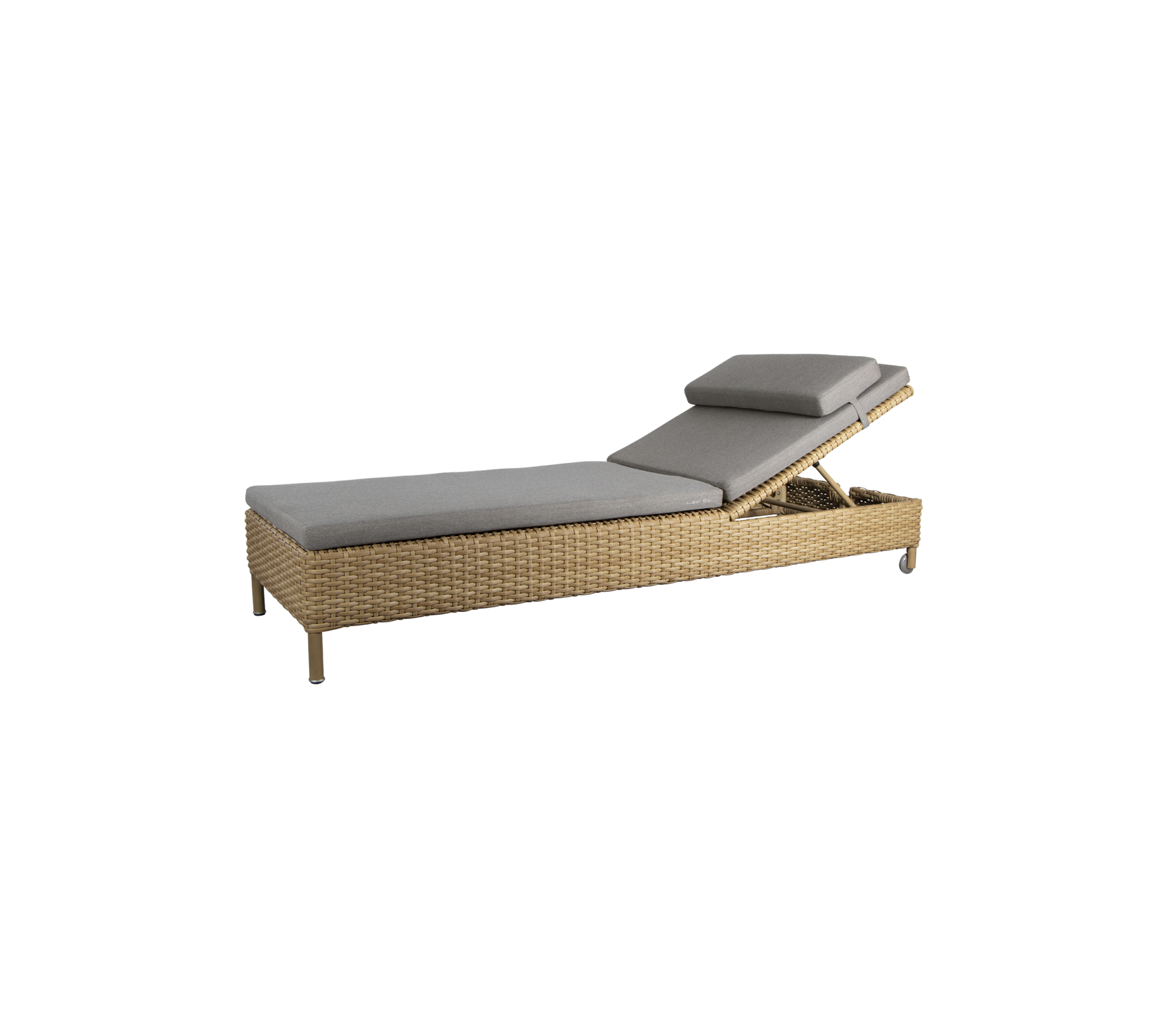 En stilren loungefåtölj med en snygg design, grå kudde och vävd ram, perfekt för avkoppling.