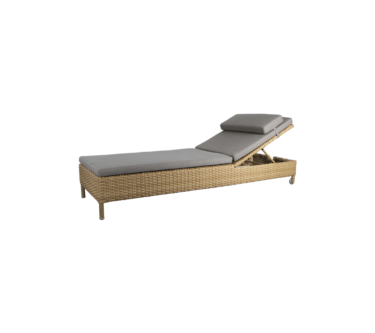 En stilren loungefåtölj med en snygg design, grå kudde och vävd ram, perfekt för avkoppling.