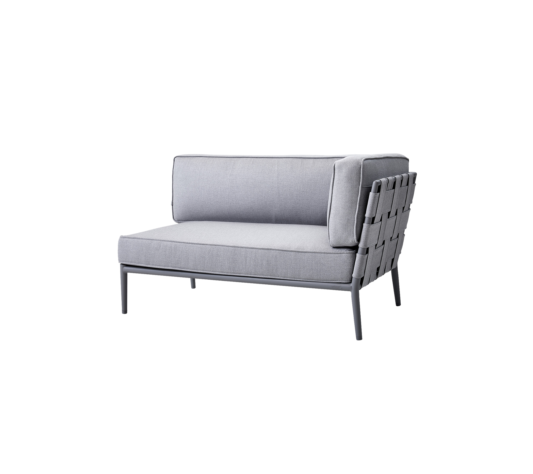 Modern grå loungestol med en slimmig design och vävd ryggstöd, perfekt för stiligt sittande i olika miljöer.