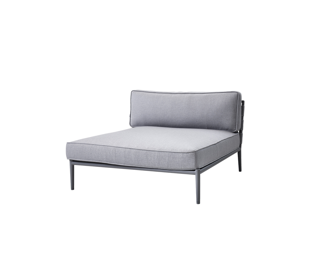Grå klädd loungefåtölj med minimalistisk design och en slank metallram, med ryggstöd och rymligt sittområde.