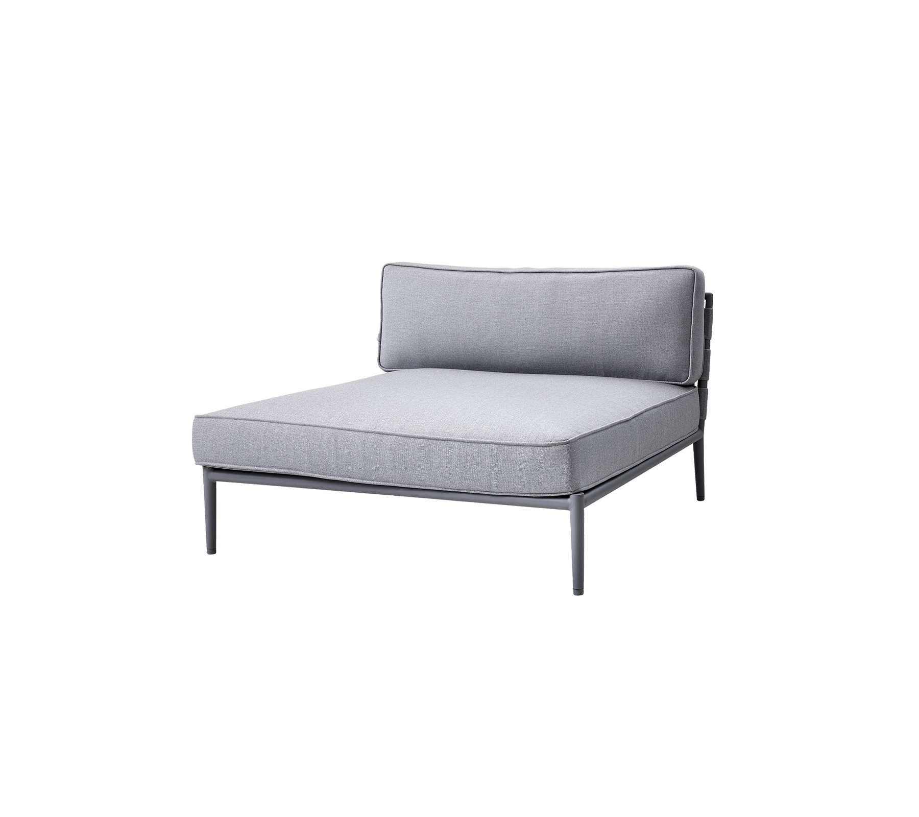 Grå klädd loungefåtölj med minimalistisk design och en slank metallram, med ryggstöd och rymligt sittområde.