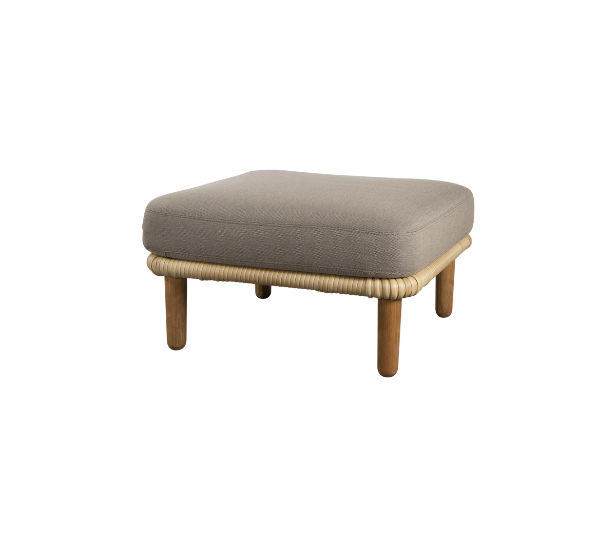 En fyrkantig, vadderad ottoman med träben och ett vävt kant, designad för mångsidig sittning och avkoppling.