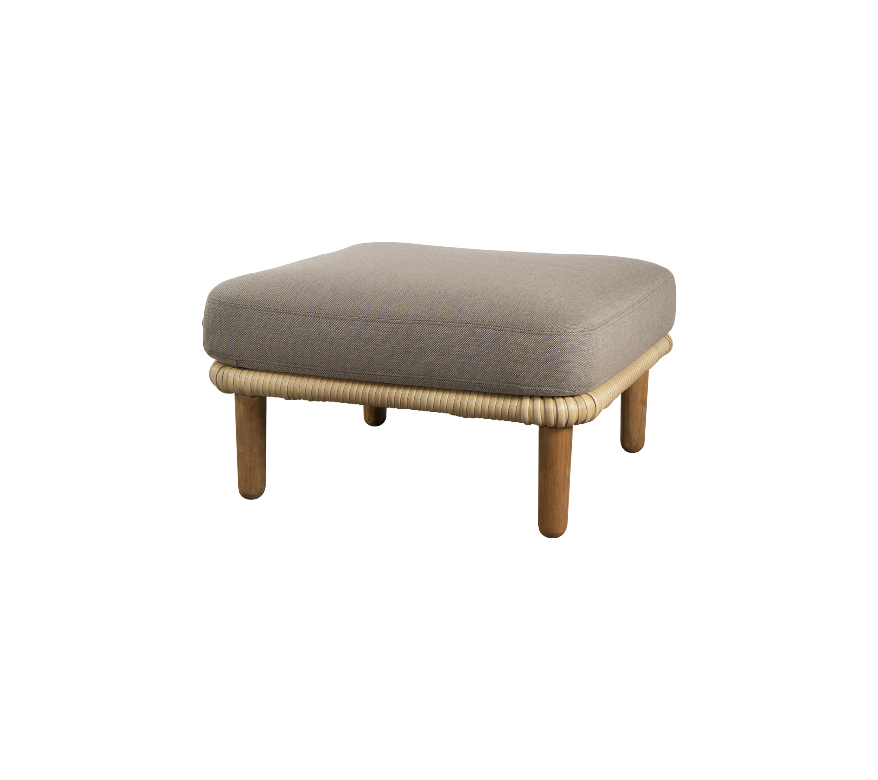 En fyrkantig, vadderad ottoman med träben och ett vävt kant, designad för mångsidig sittning och avkoppling.