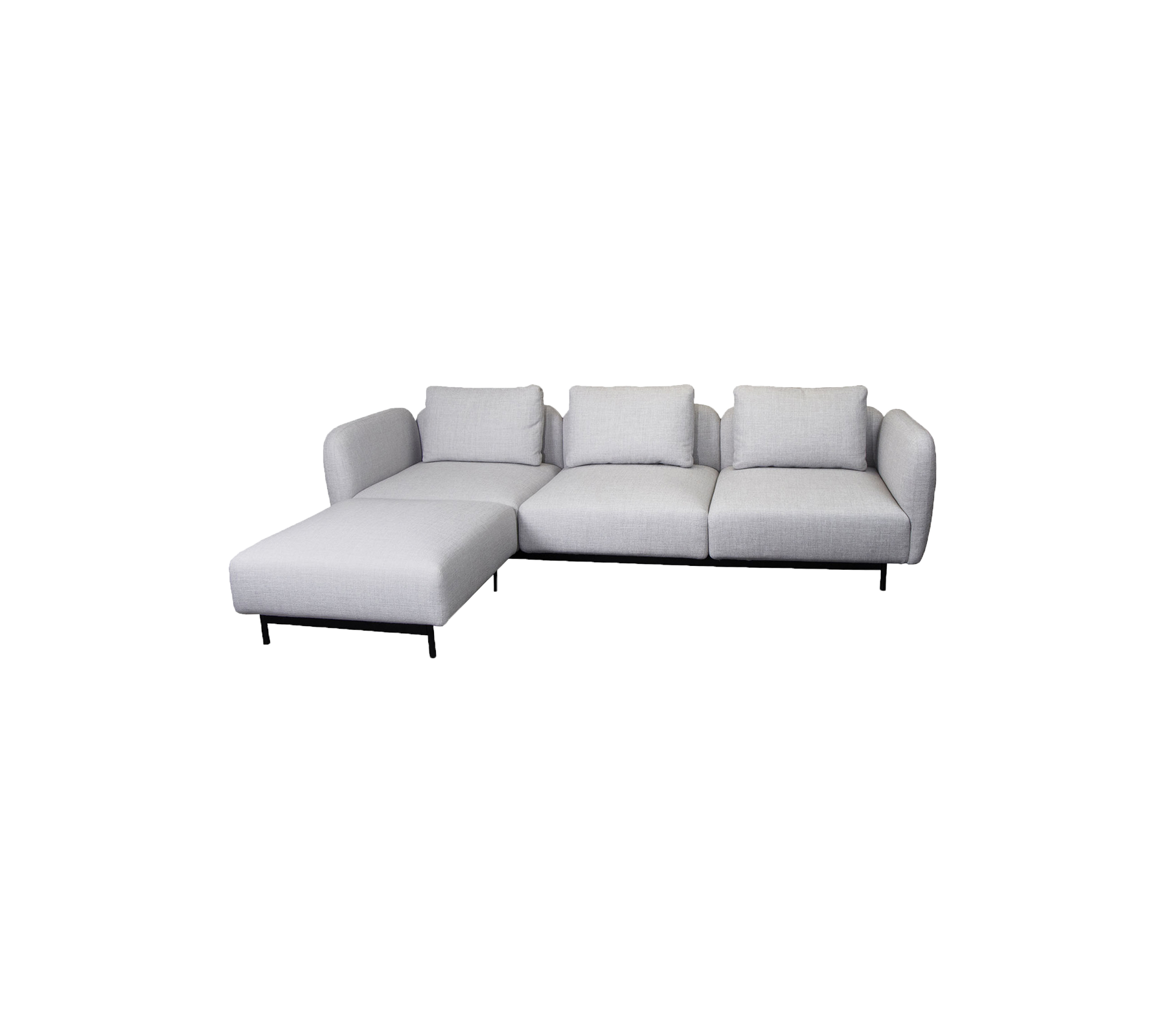 Modernt L-format soffan i ljusgrått tyg med mjuka kuddar och avsmalnande ben, idealisk för moderna vardagsrum.