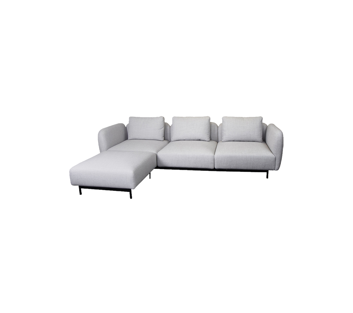 Modernt L-format soffan i ljusgrått tyg med mjuka kuddar och avsmalnande ben, idealisk för moderna vardagsrum.