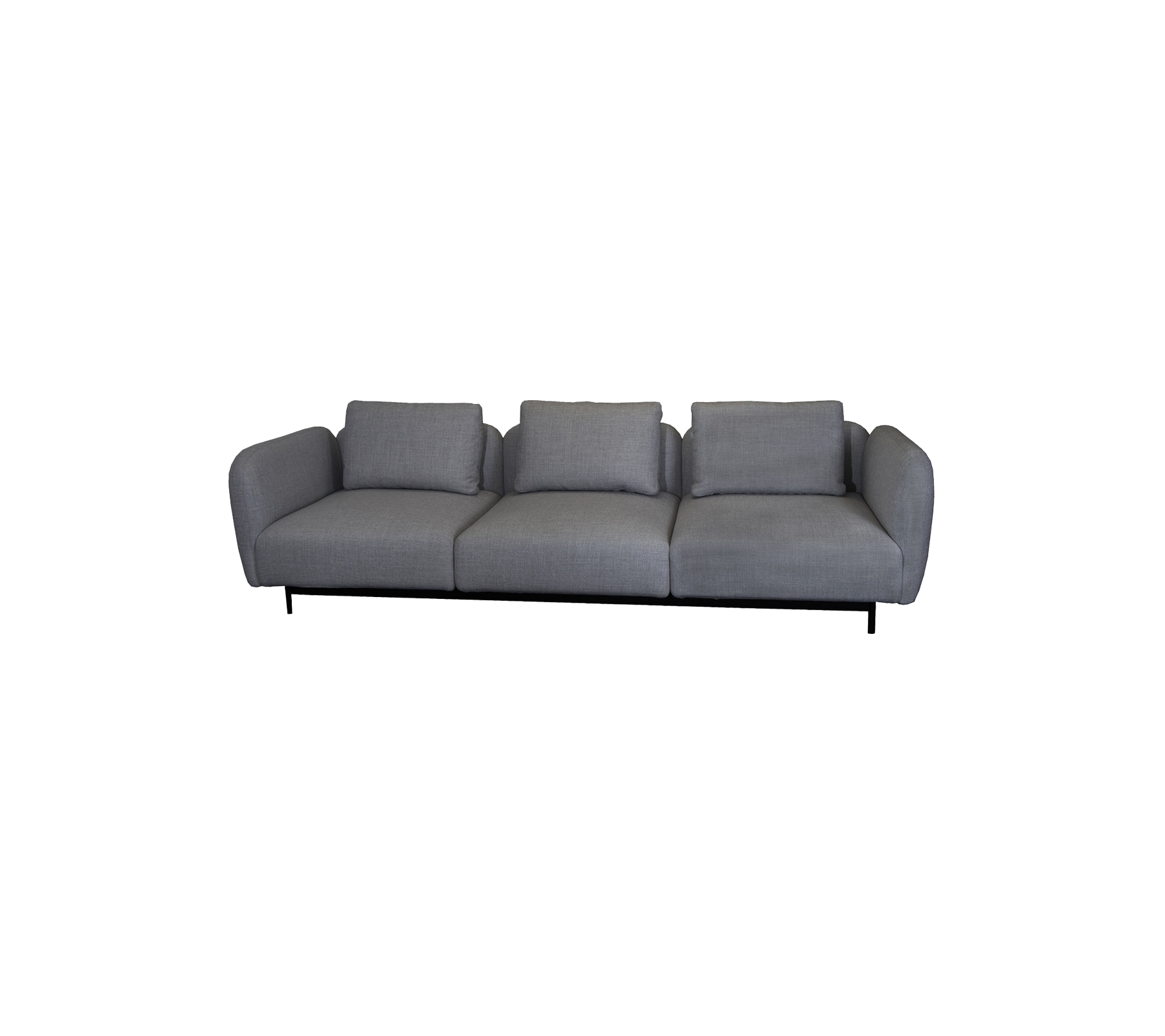 En slank, modern soffa med minimalistisk design som har tre mjuka kuddar och en ren, enkel silhuett i grå klädsel.