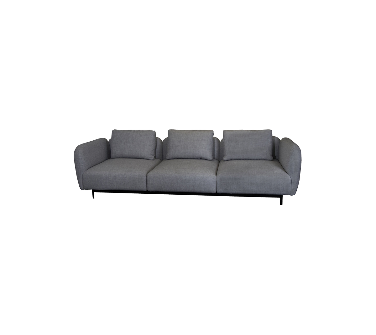 En slank, modern soffa med minimalistisk design som har tre mjuka kuddar och en ren, enkel silhuett i grå klädsel.