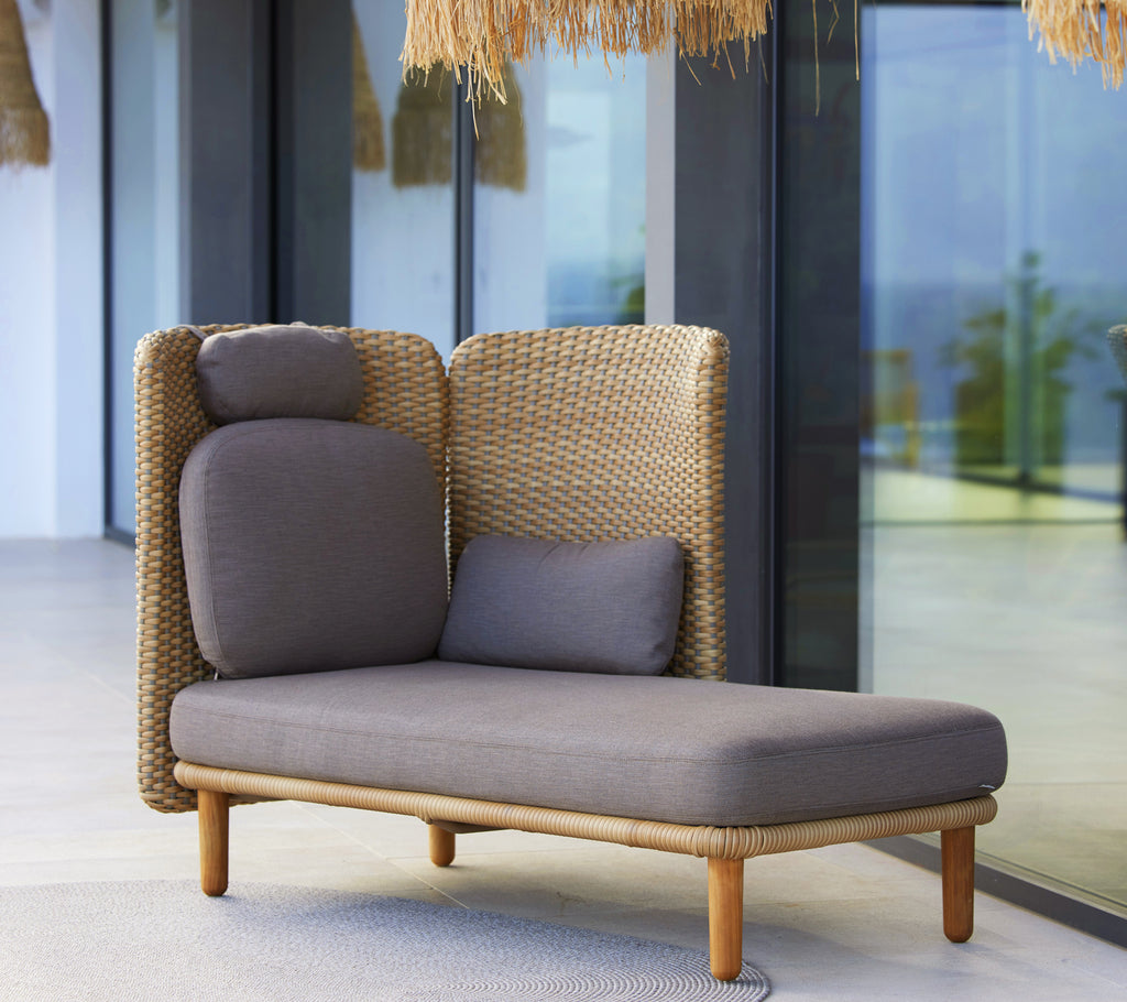 Bekväm tvåsitssofamodul med vävd rygg och stoppad sittplats, designad för avslappnad lounging. Idealisk för utomhusområden.
