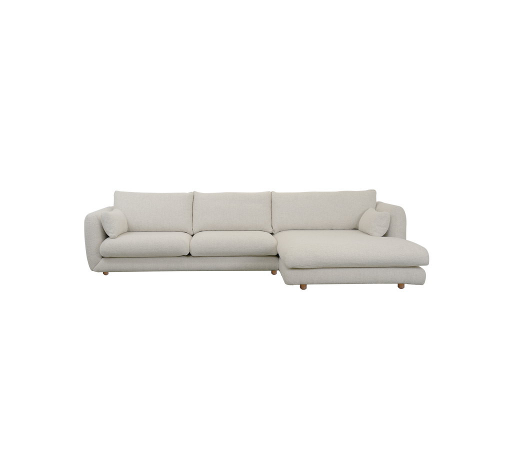 Modern sandfärgad soffa med rena linjer och en minimalistisk design.