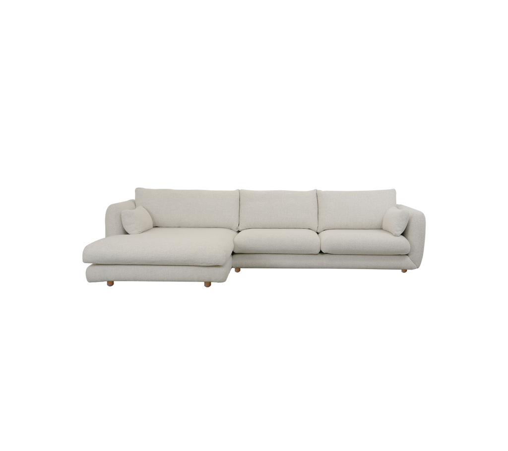 Modern sandfärgad soffa med chaiselongdesign.