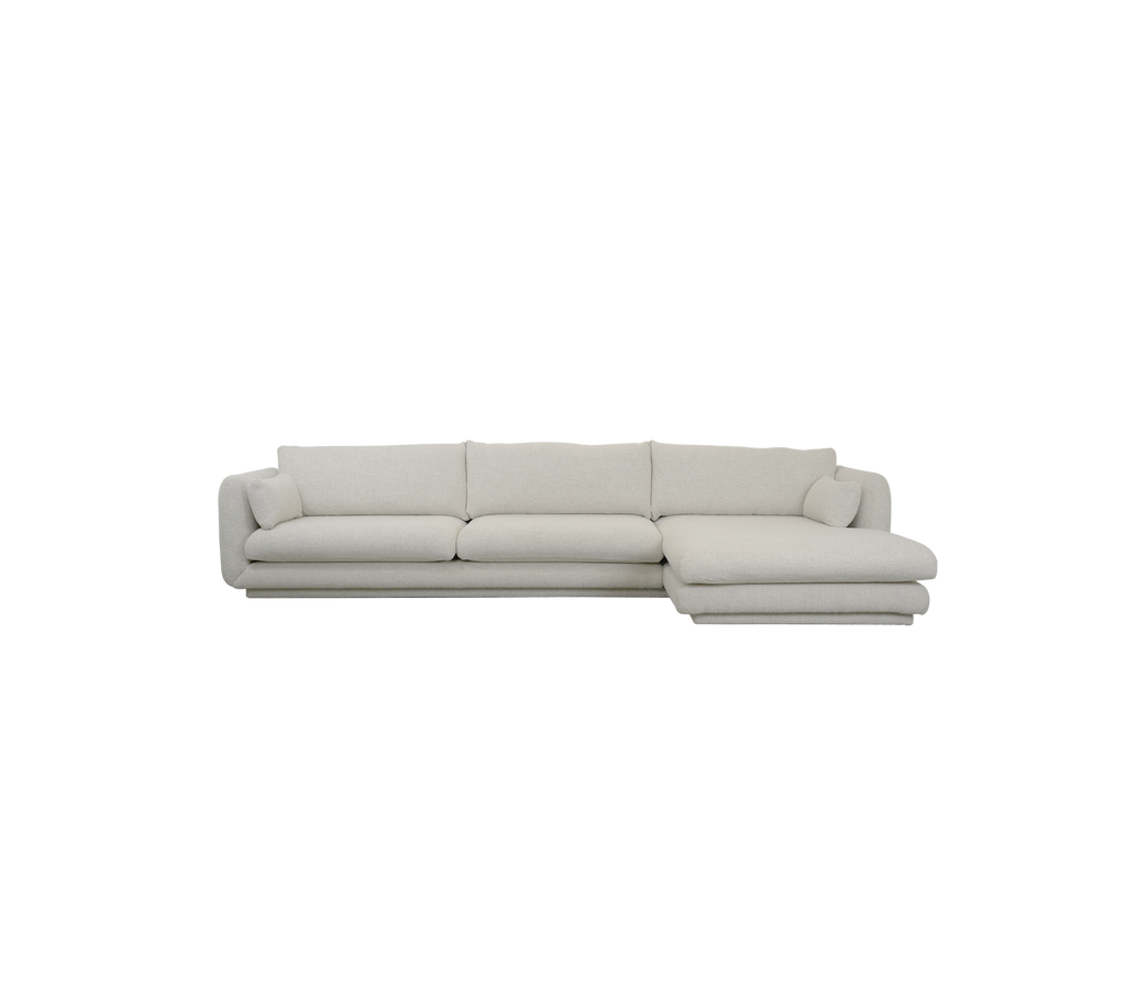 Modern sandfärgad soffa med en ren design.