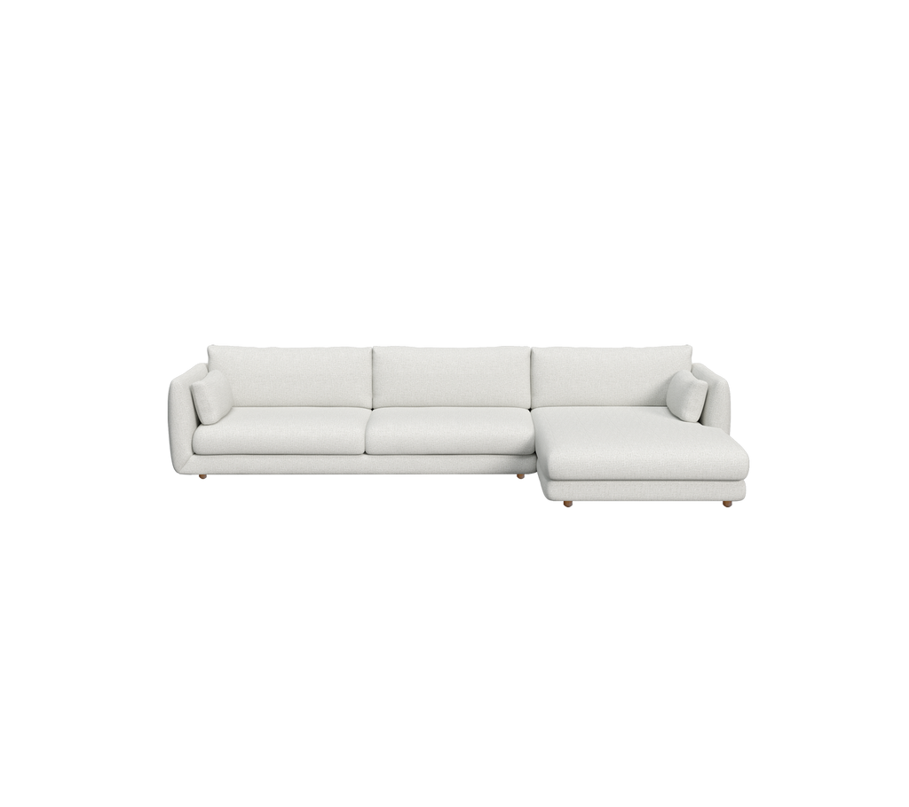 Ljusgrå modern soffa med en minimalistisk design i en loungemiljö.