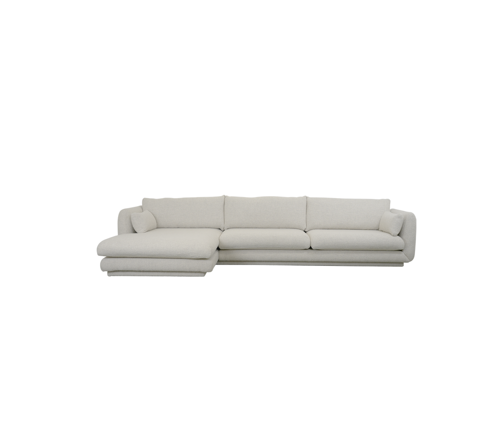 Modern sandfärgad soffa med sektionell design och mjuka kuddar.