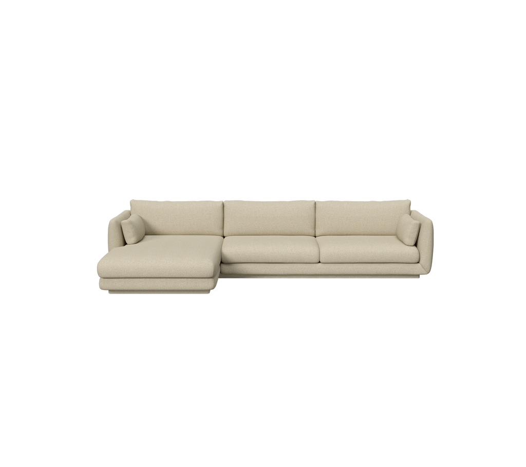 Ljusbrun modern soffa med en chaise-long-del i en rymlig loungemiljö.