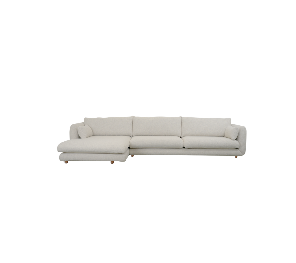 Modern sandfärgad soffa med rena linjer i en minimalistisk stil.