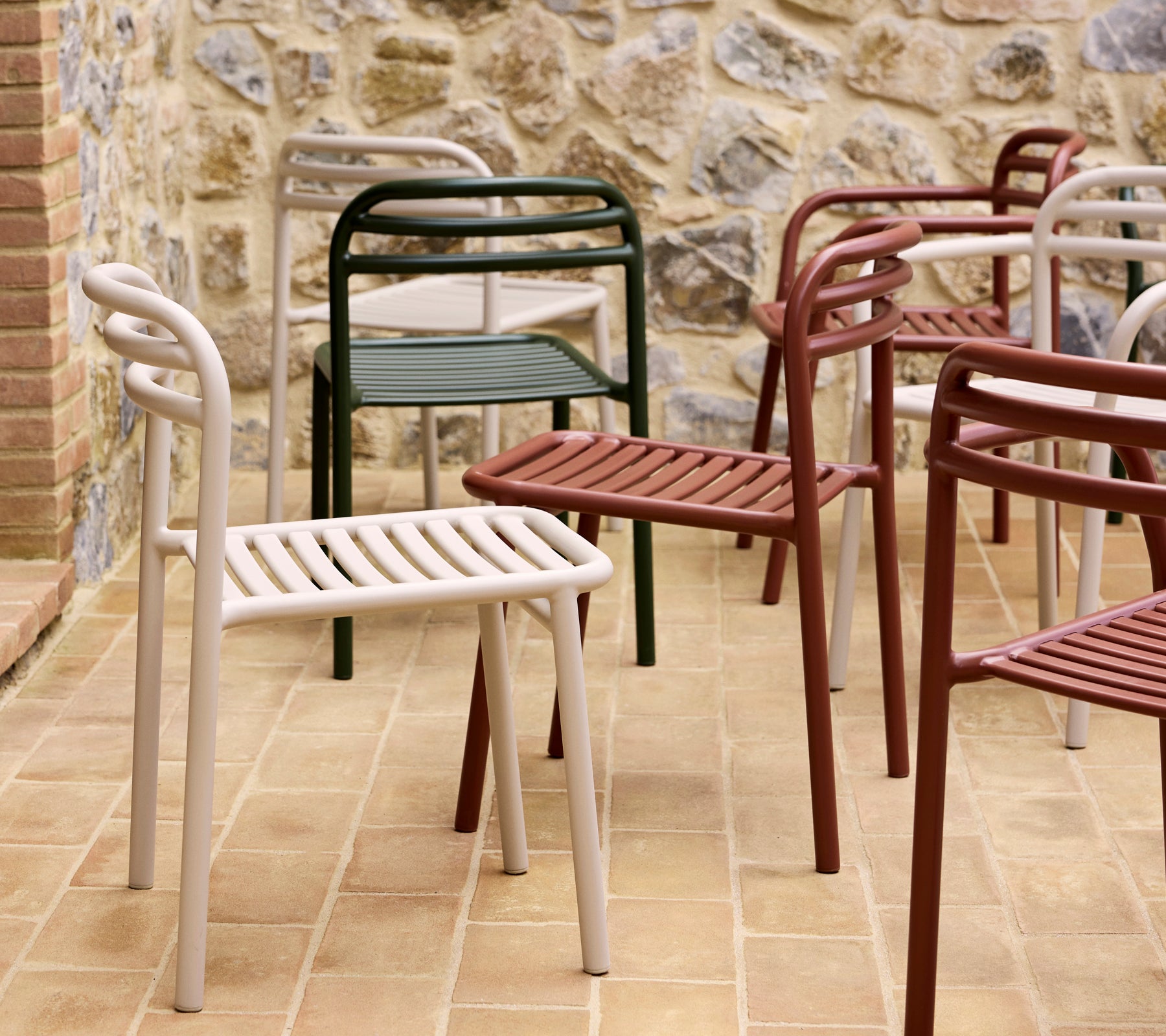 En samling av färgglada Bliss-stolar i olika nyanser som visar en modern, minimalistisk design med ribbade säten och böjda ryggstöd.