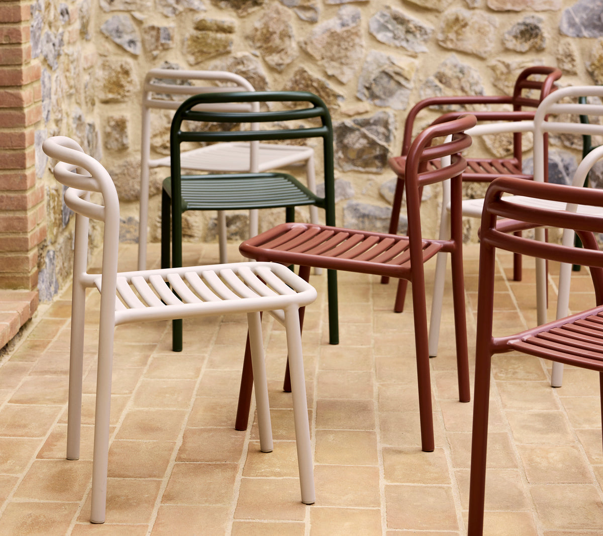En samling av färgglada Bliss-stolar i olika nyanser som visar en modern, minimalistisk design med ribbade säten och böjda ryggstöd.