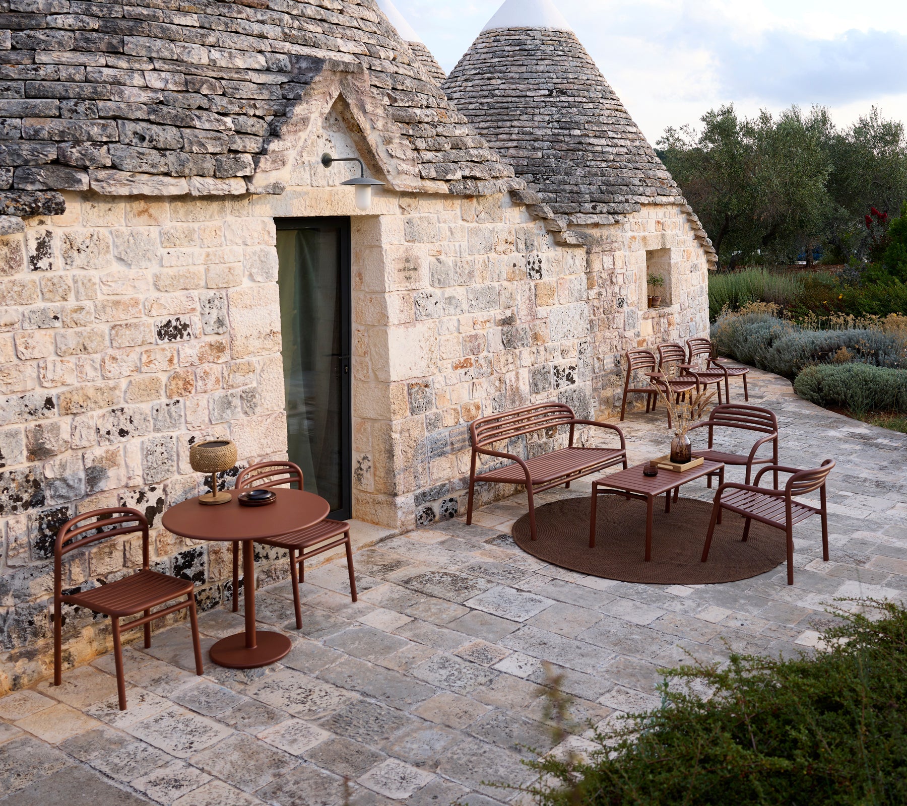 Utomhusmiljö med ett brunt bord och stolar i modern design.