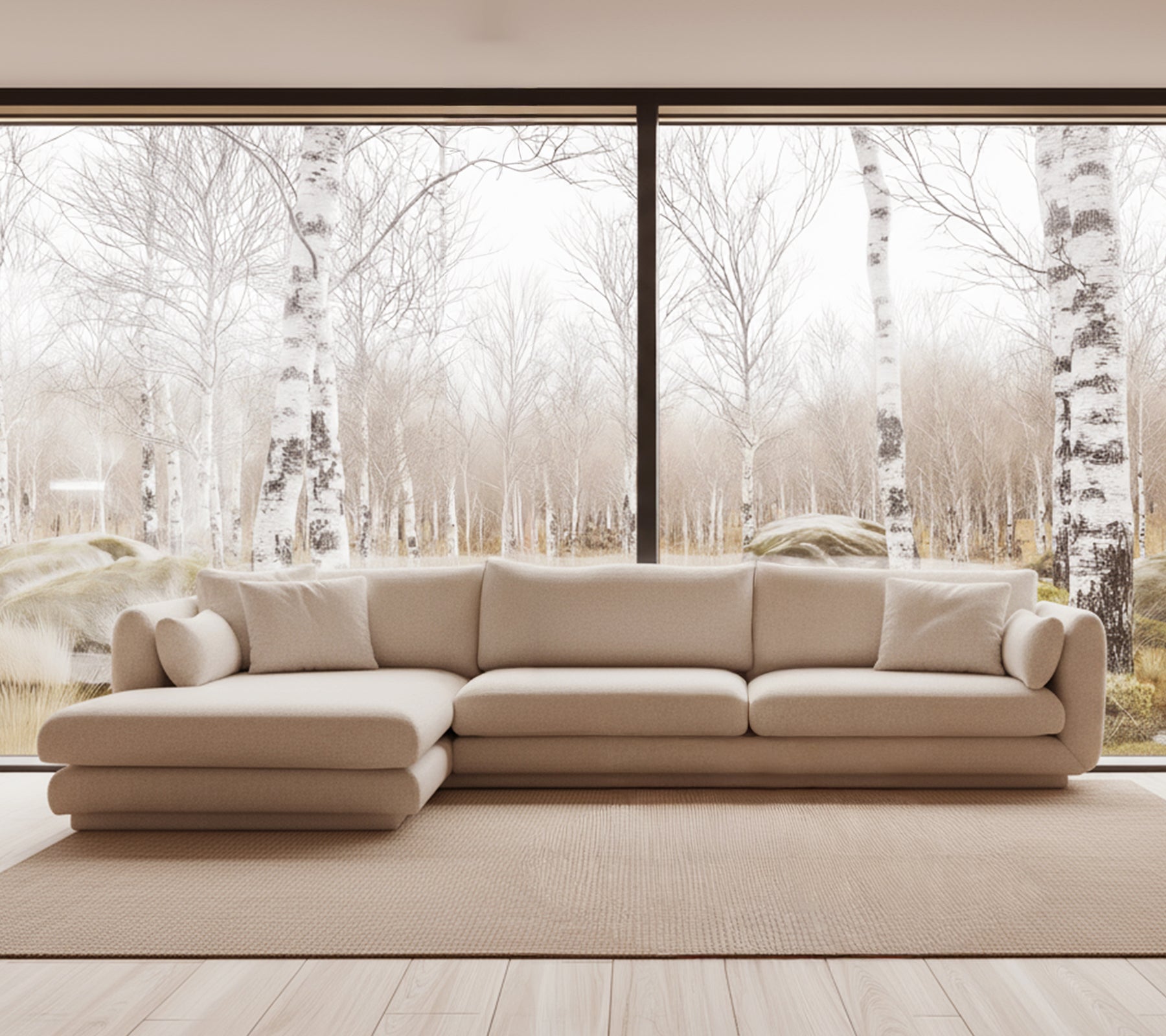 Beige modern soffa i en ljus loungeinställning med stora fönster.