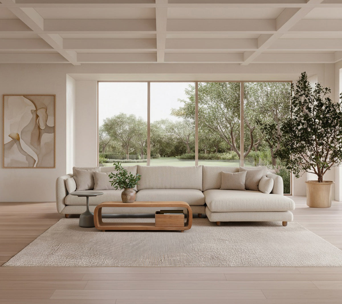 Modern lounge med en beige soffa, ett träkaffebord och en grön växt.