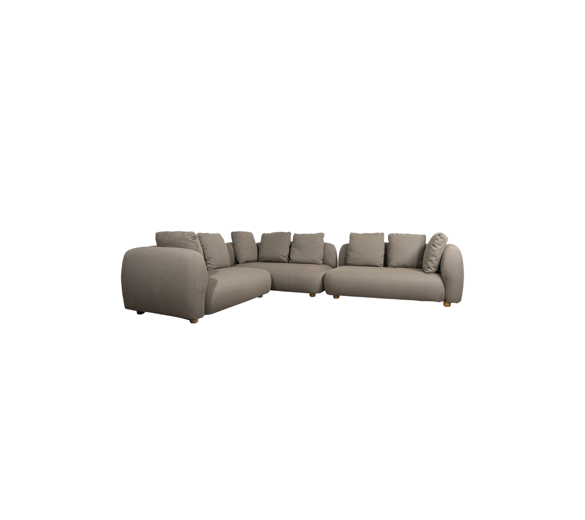 En modern sektionsoffa i en dämpad grå tyg med plyschkuddar och träben, designad för komfort och stil.