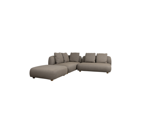 Modern sektionsoffa i en neutral brun nyans med plyschkuddar och en rymlig design för bekväm sittning. Perfekt för avkoppling.