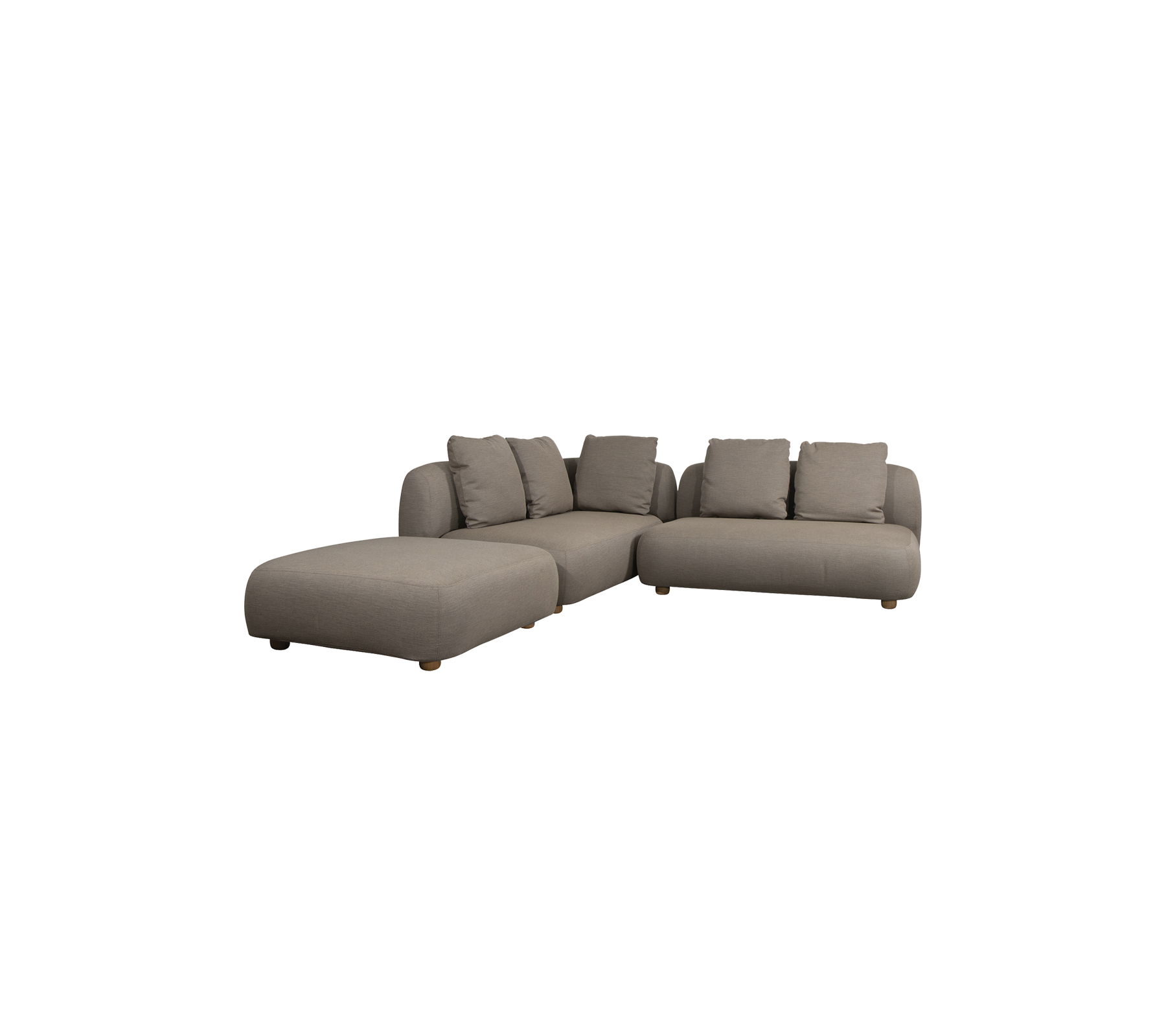 Modern sektionsoffa i en neutral brun nyans med plyschkuddar och en rymlig design för bekväm sittning. Perfekt för avkoppling.