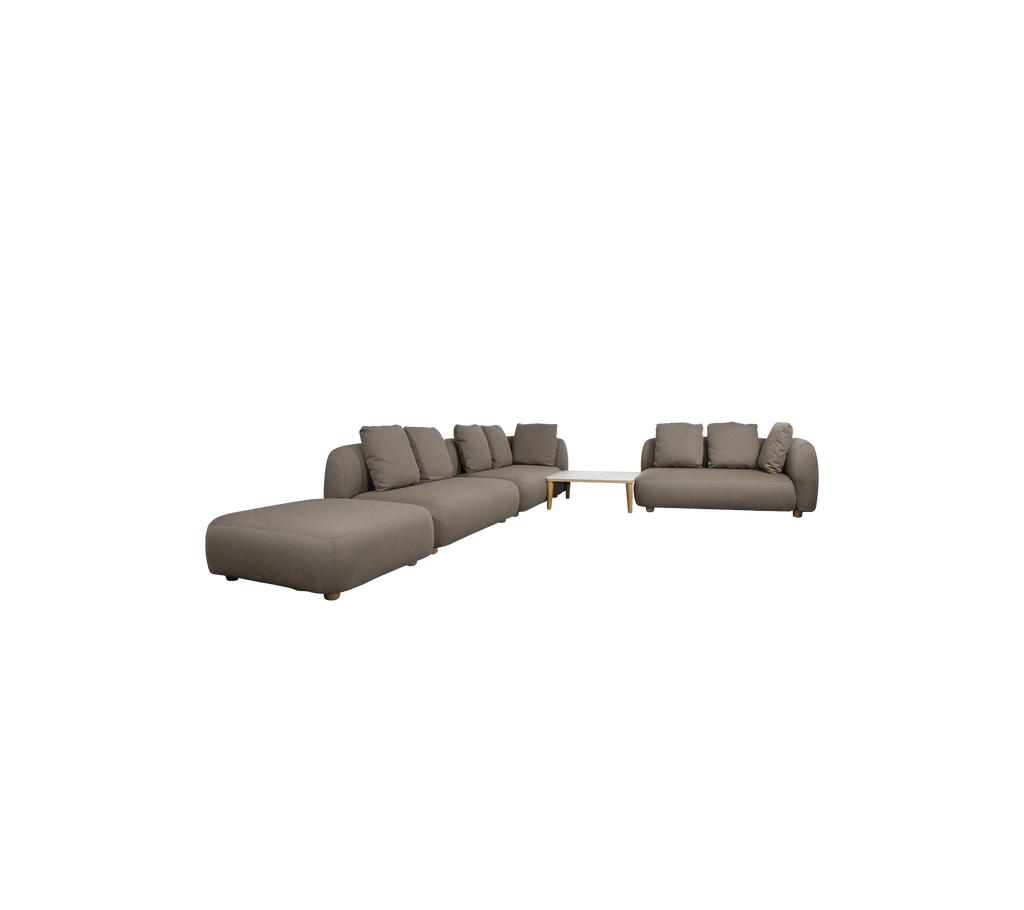 Modern taupe sektionsoffa och loveseat i en stilren loungemiljö.