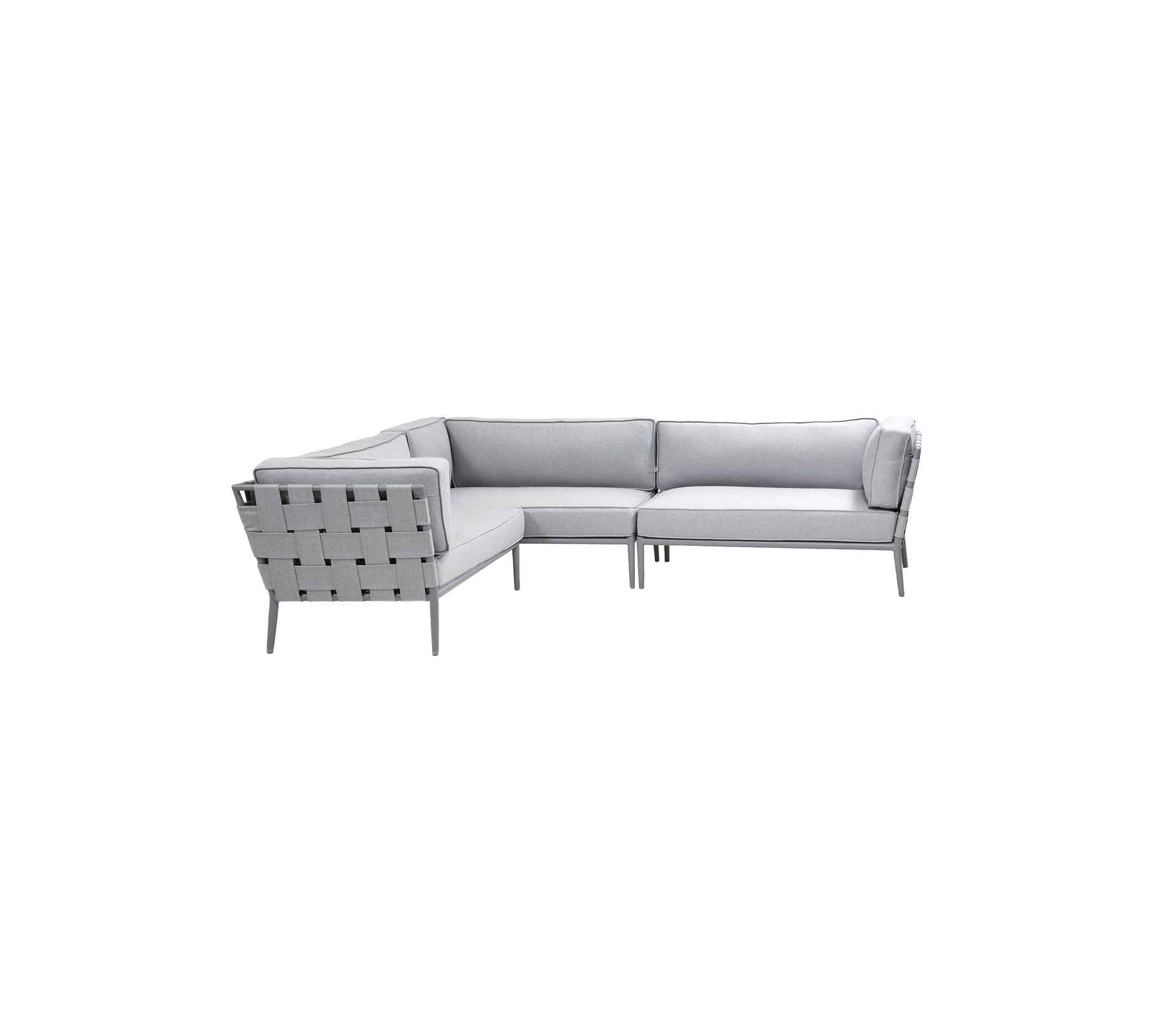 Modern ljusgrå sektionsoffa med minimalistisk design och vävda detaljer på ryggstödet, perfekt för stiligt sittande.