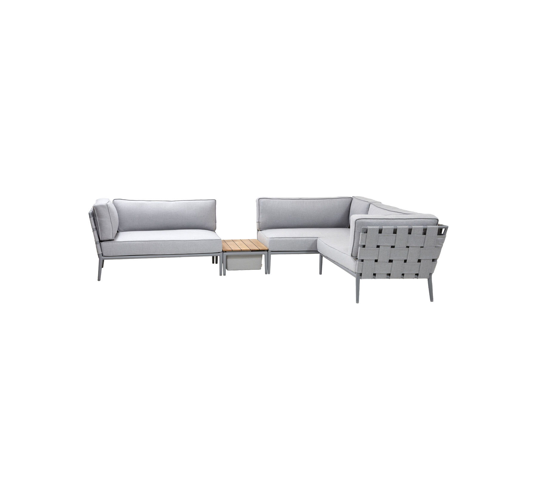 Ljusgrå utesoffgrupp med modern design, som har en bekväm soffuppsättning och ett matchande bord i trä.