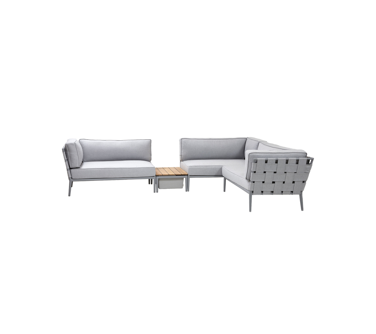 Ljusgrå utesoffgrupp med modern design, som har en bekväm soffuppsättning och ett matchande bord i trä.