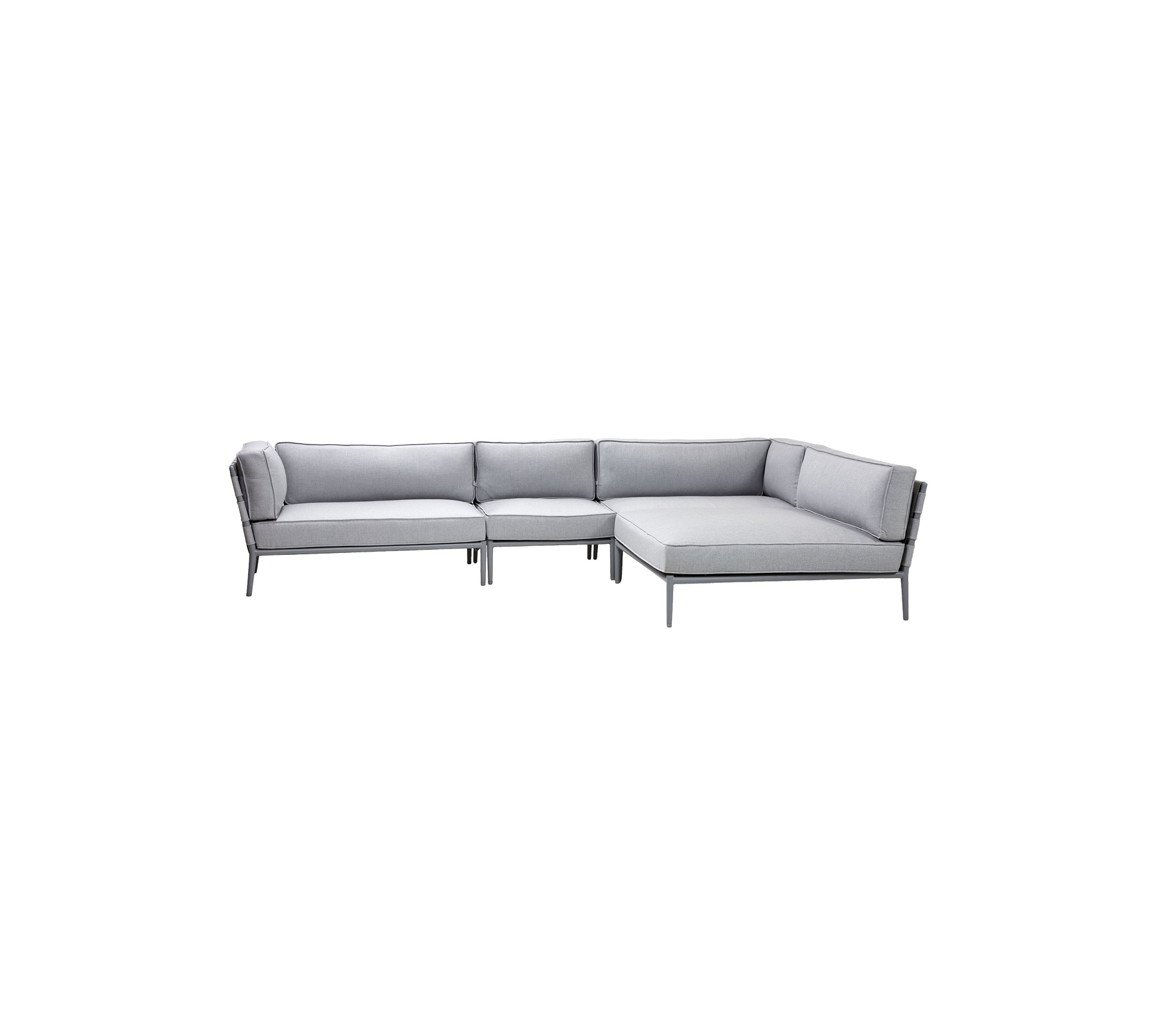 Stilren ljusgrå sektionsoffa med modern design, utrustad med mjuka kuddar och smäckra ramar för bekväm sittplats.