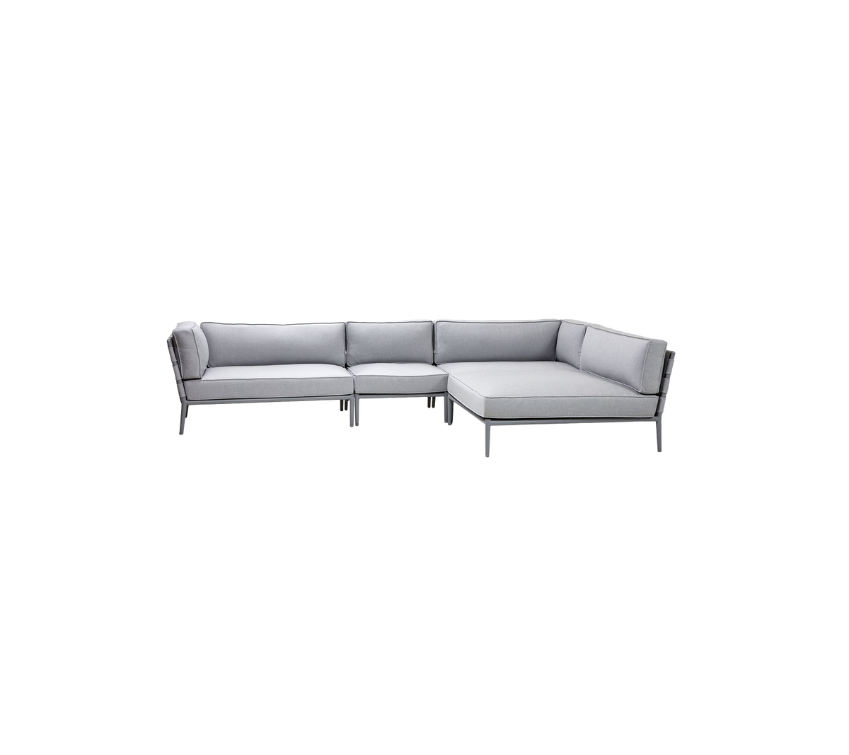 Stilren ljusgrå sektionsoffa med modern design, utrustad med mjuka kuddar och smäckra ramar för bekväm sittplats.
