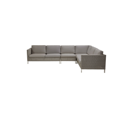 Modern sektionsoffa med mjuka kuddar i mjuk grå klädsel och en vävd bas, perfekt för stiliga sittarrangemang.