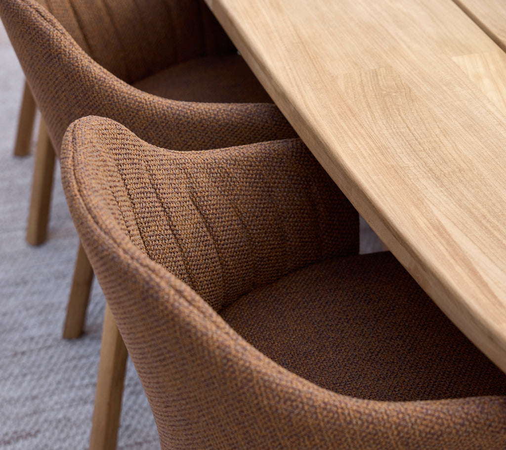 Bruna matstolar i kombination med ett träbord i en modern miljö.