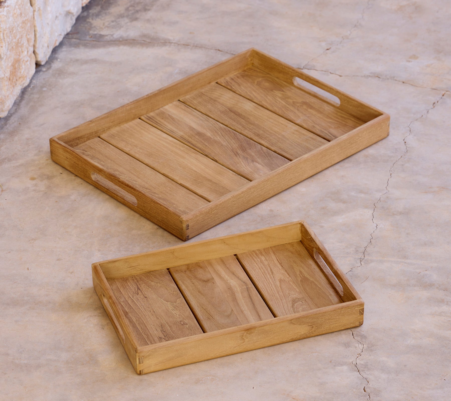 Två träfat i olika storlekar placerade på en yta.