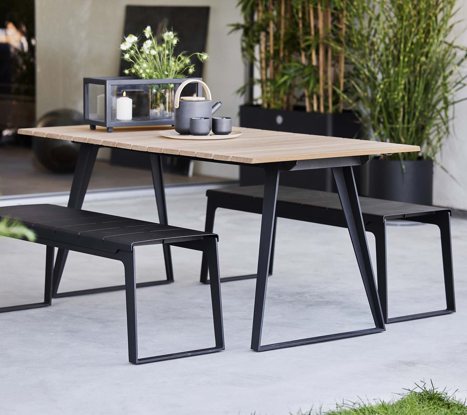 Stiligt Köpenhamnsbord kombinerat med matchande bänkar, med modern design och minimalistiska dekorelement.