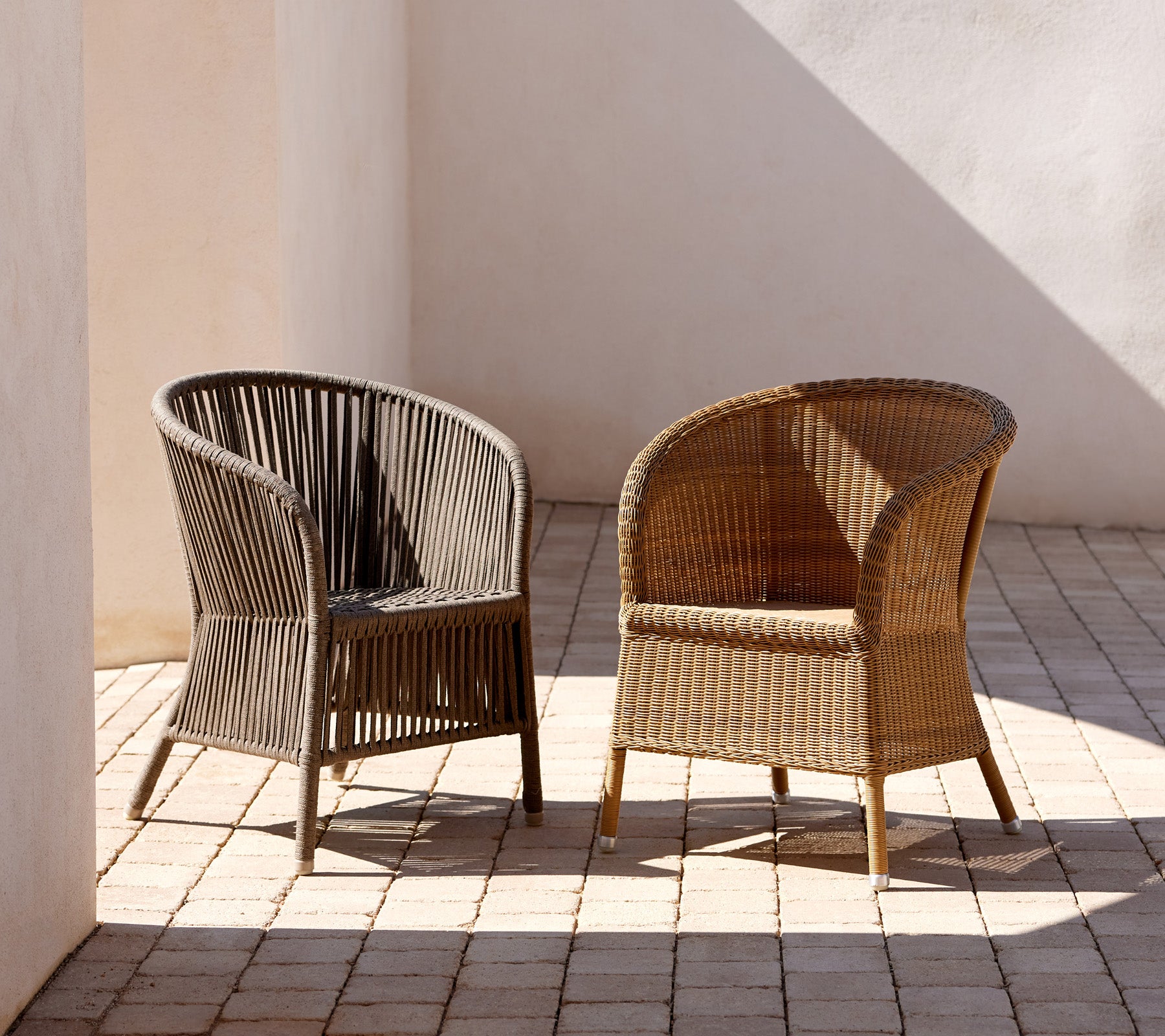 Två elegant designade Derby-stolar i kontrasterande färger, som visar en stilren vävd textur och en böjd silhuett.